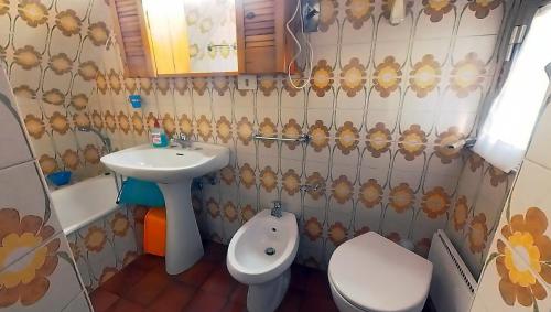 Un baño pequeño con lavabo e inodoro. en La Bandinella, en Albissola Marina