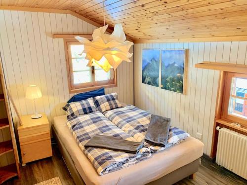 um quarto com uma cama com uma estrela no tecto em Chalet an sonniger aussichtsreicher Lage em Mund