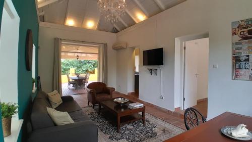 威廉斯塔德的住宿－Landhuis Bona Vista，客厅配有沙发和桌子