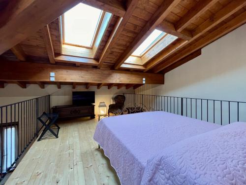 Un pat sau paturi într-o cameră la La Rondinera Apartments Franciacorta