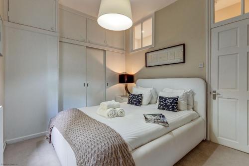 1 dormitorio con cama blanca y almohadas en Rawlinson Road 10A en Oxford
