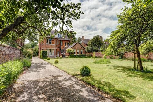 an estate with a large yard in front of a house at Rawlinson Road 10A in Oxford