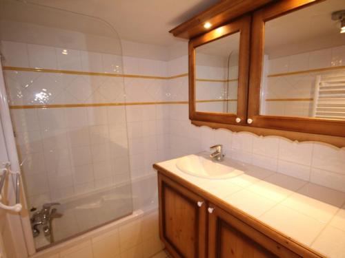 y baño con lavabo, ducha y espejo. en Appartement Villard-sur-Doron, 3 pièces, 6 personnes - FR-1-293-92, en Villard-sur-Doron
