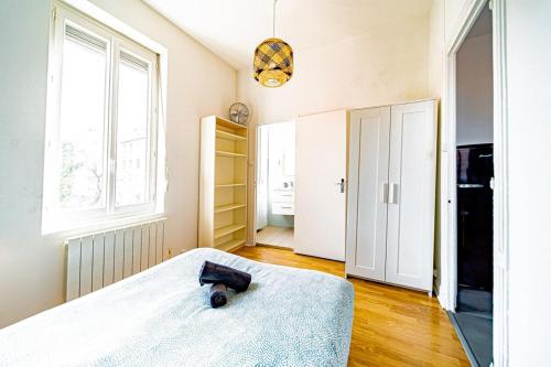 A bed or beds in a room at Le petit Raspail-Appartement rénové-Gratte-Ciel