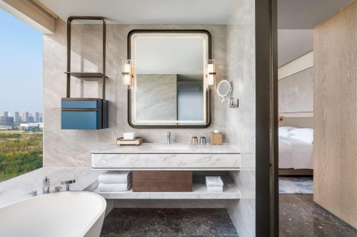 Ένα μπάνιο στο Shaoxing Marriott Hotel Shangyu
