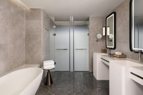 Ένα μπάνιο στο Shaoxing Marriott Hotel Shangyu