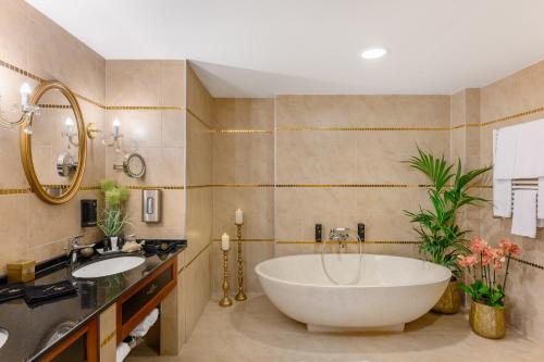 Un baño de Hotel Divinus
