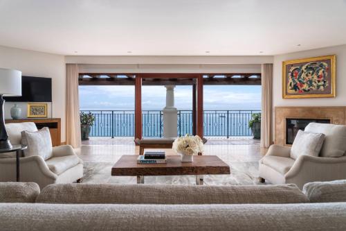 uma sala de estar com um sofá e uma mesa em The Ritz-Carlton Bacara, Santa Barbara em Santa Bárbara