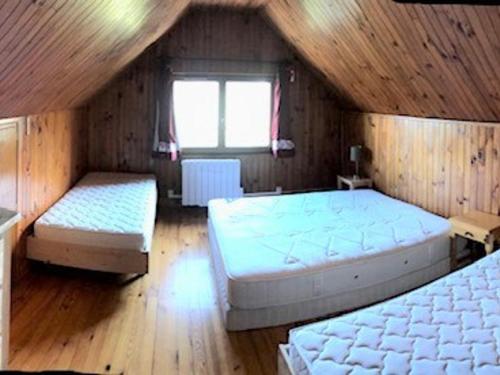 Giường trong phòng chung tại Chalet cosy à La Toussuire, 8 pers, parking, animaux admis - FR-1-417-116