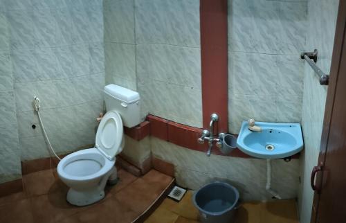 ein Bad mit einem WC und einem Waschbecken in der Unterkunft Jeyanthi Tower Vellore in Vellore