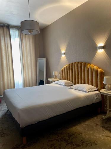 Ένα ή περισσότερα κρεβάτια σε δωμάτιο στο Hotel The Originals Château de Perigny