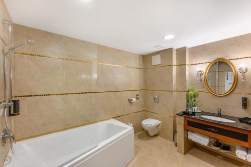 Un baño de Hotel Divinus