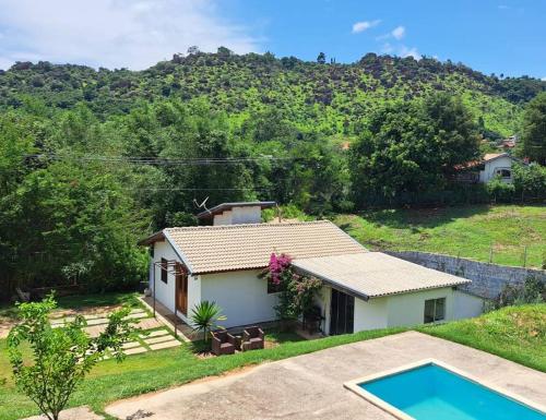 una casa con piscina frente a ella en Casa da Montanha en Itupeva