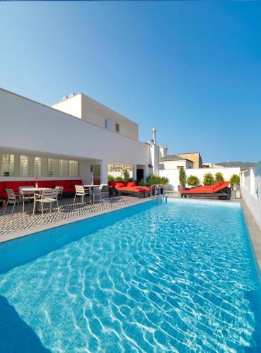 a swimming pool in front of a building at H10 Metropolitan 4* Sup in Barcelona
