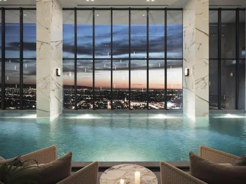 十月六日城的住宿－Premium hotel apartment Aeon towers Sheikh Zayed City，享有城市景致的大型游泳池