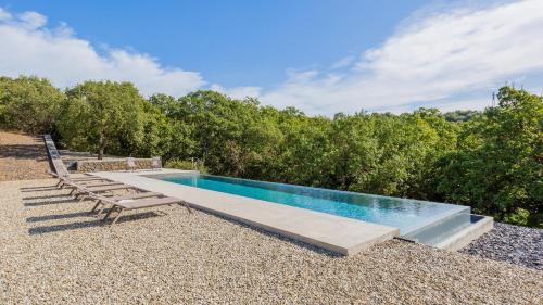 a swimming pool with chaise lounge chairs and a swimming pool at Sciaraviva in Ragalna