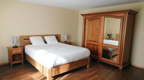 Ένα ή περισσότερα κρεβάτια σε δωμάτιο στο Cosy country. Access to Burgundy/Lorraine/Alsace