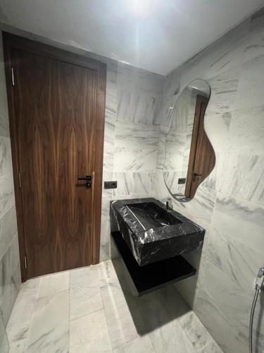 baño con lavabo y puerta de madera en Appartement neuf meublé entièrement à louer en Casablanca