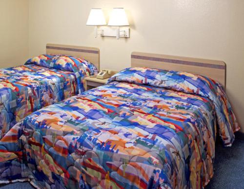 Voodi või voodid majutusasutuse Americas Best Value Inn Jefferson City toas
