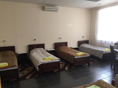 سرير أو أسرّة في غرفة في Yasmina Hostel