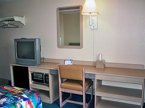 TV a/nebo společenská místnost v ubytování Americas Best Value Inn Jefferson City