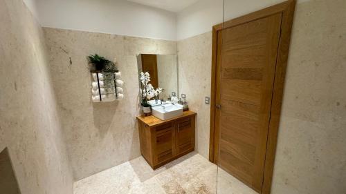 Un baño de 3 Bedroom Beach Villa With Parking