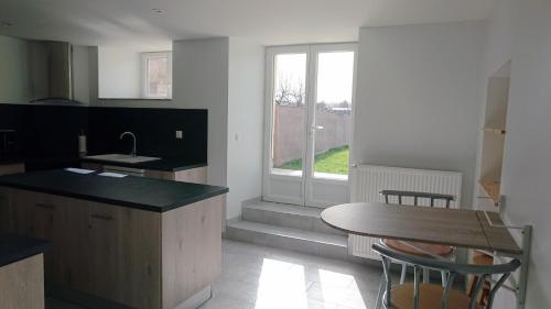 Η κουζίνα ή μικρή κουζίνα στο Cosy country. Access to Burgundy/Lorraine/Alsace