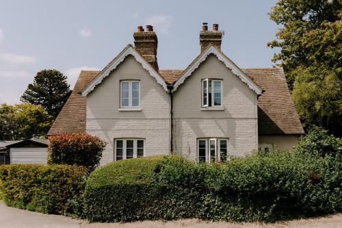 uma casa com uma chaminé em cima em Chapel House Estate em Kent