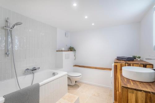 une salle de bain avec une baignoire, des toilettes et un lavabo dans l'établissement Duplex lumineux centre ville, à Aix-en-Provence
