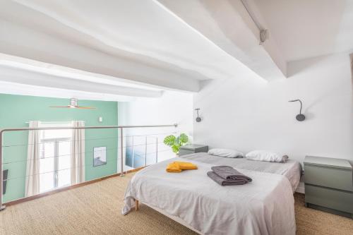 um quarto com 2 camas e uma varanda em Duplex lumineux centre ville em Aix-en-Provence