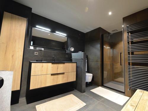 une salle de bain avec un lavabo, une douche et des toilettes dans l'établissement T4 rénové avec vue Mont-Blanc, 4 étoiles, proche centre, parking - FR-1-507-62, à Chamonix-Mont-Blanc