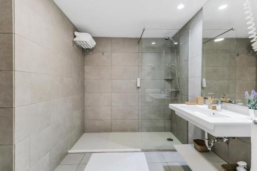 y baño con lavabo y ducha. en Golden Sands Pool Apartment, en Playa del Inglés