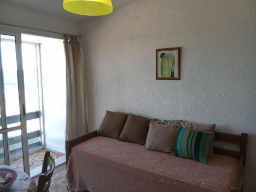 a living room with a couch and a window at Apartamento 5 El Timon in La Paloma
