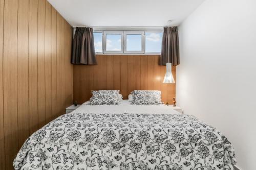 1 dormitorio con 1 cama con edredón blanco y negro en Golden Sands Pool Apartment, en Playa del Inglés
