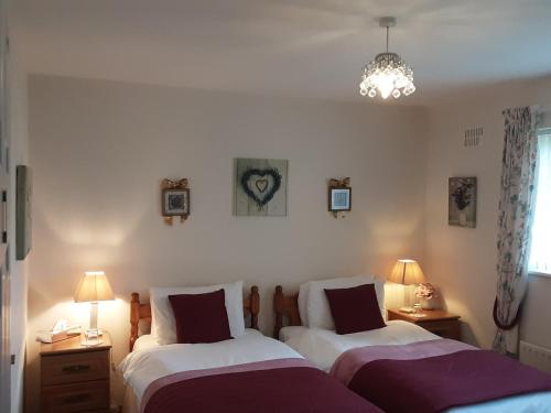 Una cama o camas en una habitación de Hawthorn Lodge