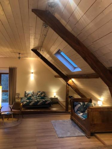 - une chambre avec 2 lits et un plafond avec une fenêtre dans l'établissement Villa Evalou de 240 m²., à Trévignin