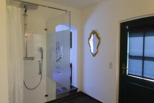 RattelvitzにあるGut Rattelvitz - Galerie Westのガラスドア付きの浴室のシャワー