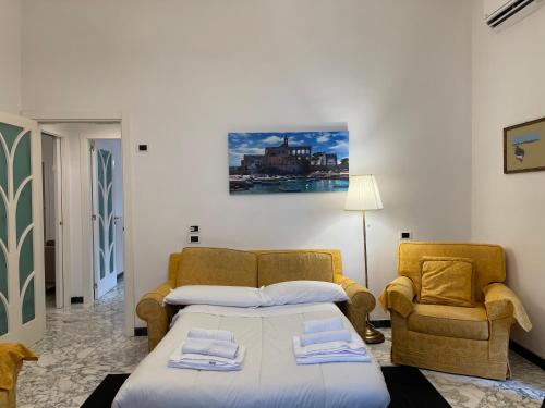een kamer met een bed, een bank en een stoel bij Adua Exclusive Suite in Bari