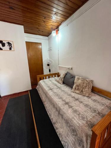 ein Schlafzimmer mit einem großen Bett mit Kissen darauf in der Unterkunft Monoambiente F en Ctes Cap in Corrientes