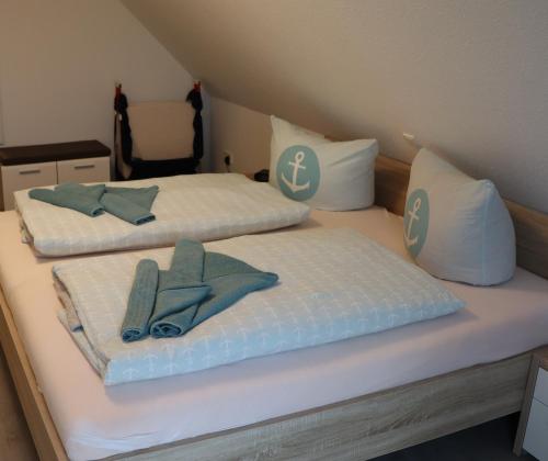 two beds with towels on top of them in a room at Ferienhaus Dorie in Dornumersiel