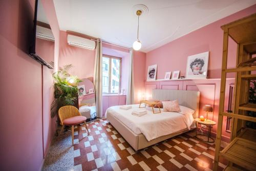 ローマにあるDomus Febo-Telesio Suiteのピンクの壁のベッドルーム1室、ベッド1台が備わります。