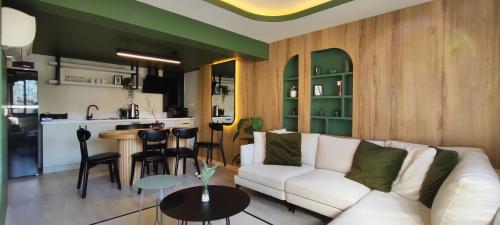 een woonkamer met een witte bank en een keuken bij Stylish Seaview Flat in Ortaköy Daire 13 in Istanbul