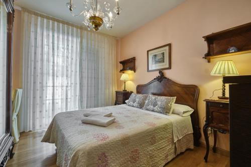 1 dormitorio con 1 cama con 2 toallas en Apartamento Carlos-1, en Madrid