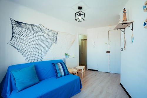 una sala de estar con un sofá azul en una habitación en Centrocittà a vista porto Genova, en Génova