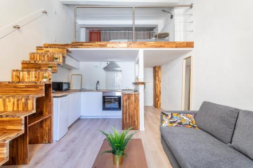 un salon avec un canapé et une cuisine dans l'établissement Studio Pasteur centre historique, à Aix-en-Provence