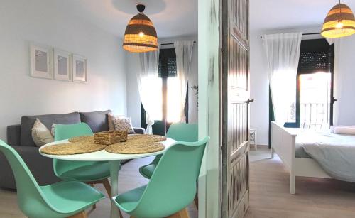 una habitación con mesa y sillas y un dormitorio en Alojamientos Rurales Las Candelas en Santa Marta de Magasca