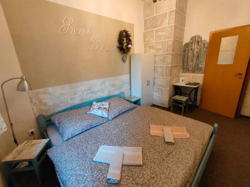 sypialnia z łóżkiem z dwoma krzyżykami w obiekcie Penzion Severka w mieście Teplice nad Metují