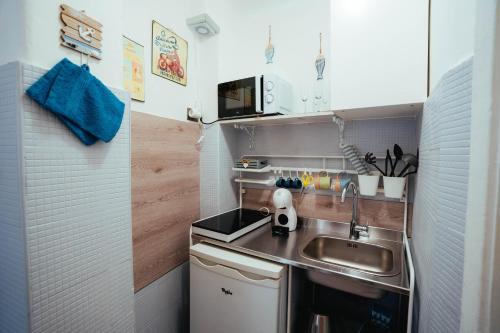 eine kleine Küche mit einer Spüle und einer Theke in der Unterkunft CentroCittà vista Porto Genova Terminal Crociere e Metro in Genua