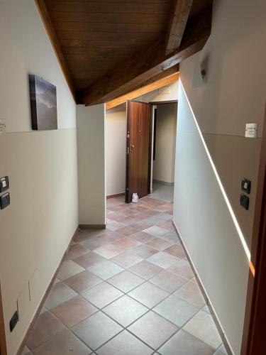 a hallway with a tile floor and a wooden ceiling at Cascina Boschetti in Barolo