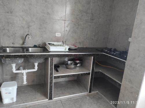 eine Küche mit einer Spüle und einer Theke mit einer Spüle in der Unterkunft HOSPEDAJE Derrama Magisterial in Chiclayo